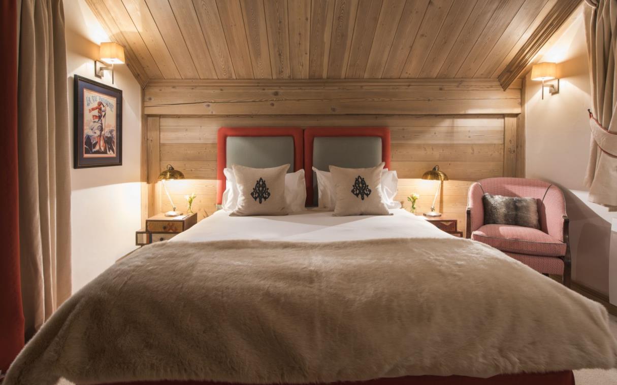 chalet-meribel-french-alps-france-luxury-jacuzzi-sauna-valentine-bed (6).jpg