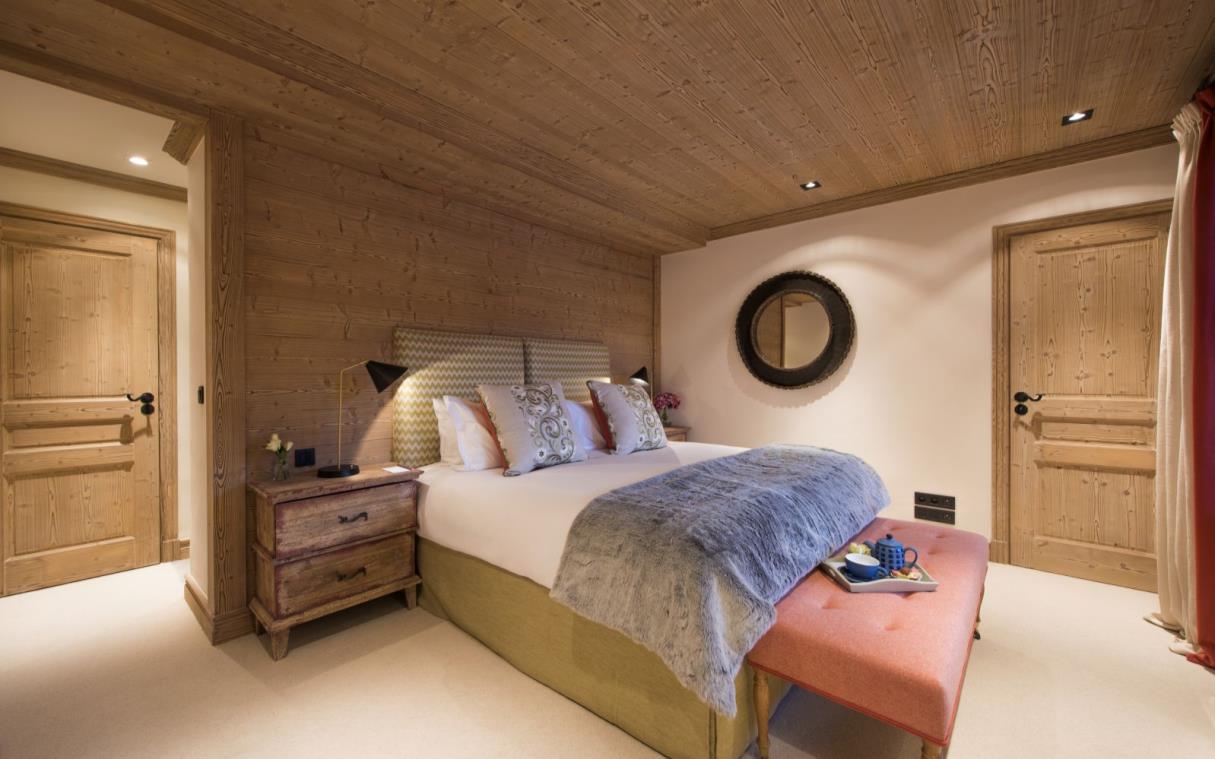 chalet-meribel-french-alps-france-luxury-jacuzzi-sauna-valentine-bed (4).jpg