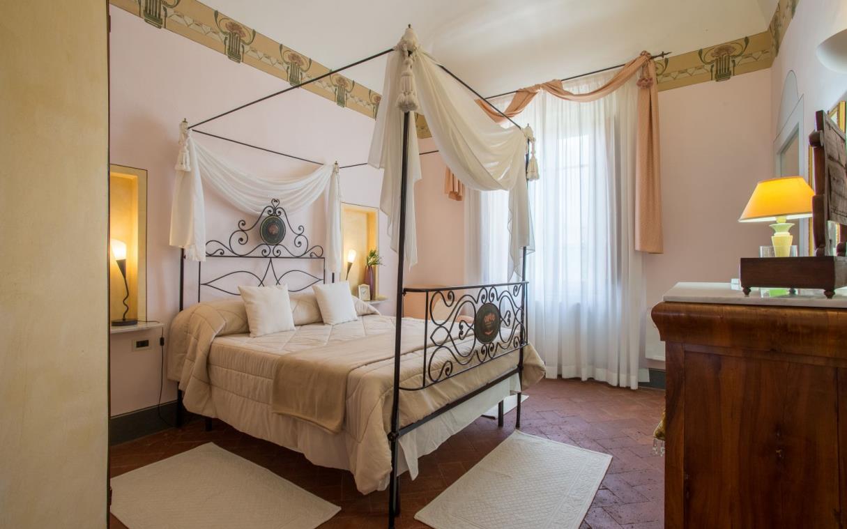 villa-siena-tuscany-countryside-pool-views-luxury-angelica-bed-3.jpg