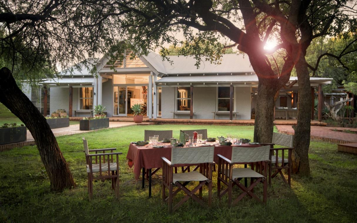 lodge-south-africa-safari-luxury-morukuru-farmhouse-estate-out-din (2)