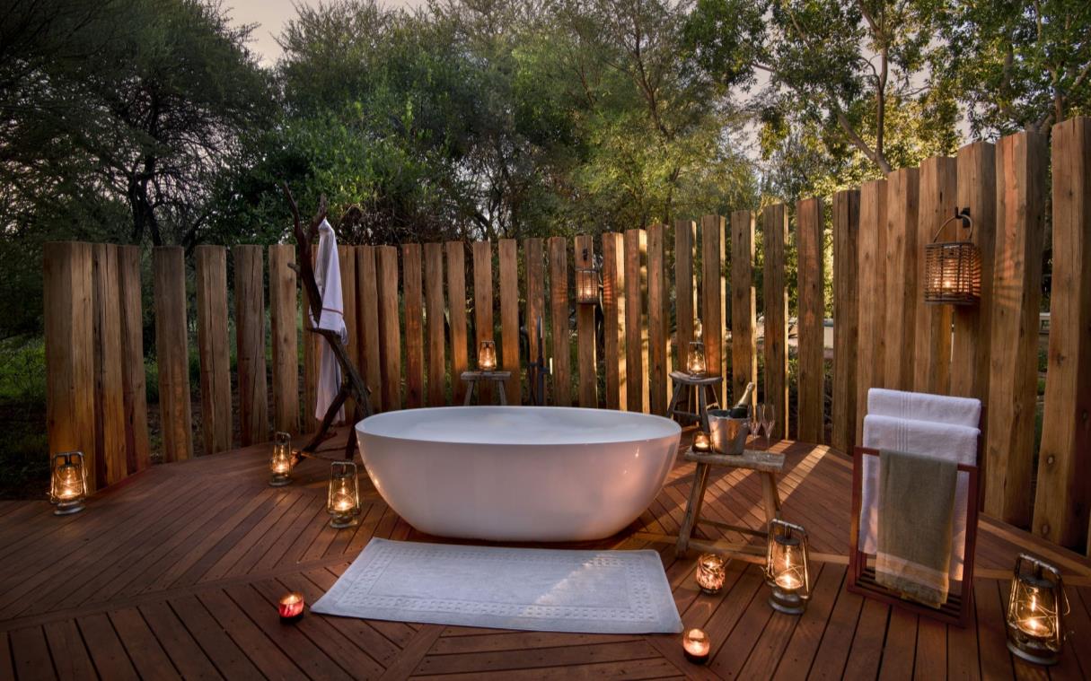 lodge-south-africa-safari-luxury-morukuru-farmhouse-estate-bath-out (1)