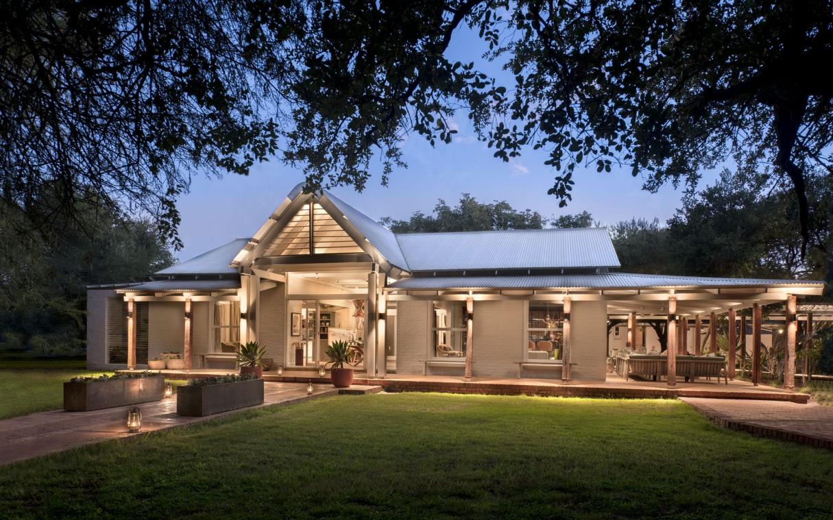 lodge-south-africa-safari-luxury-morukuru-farmhouse-estate-ext (1)