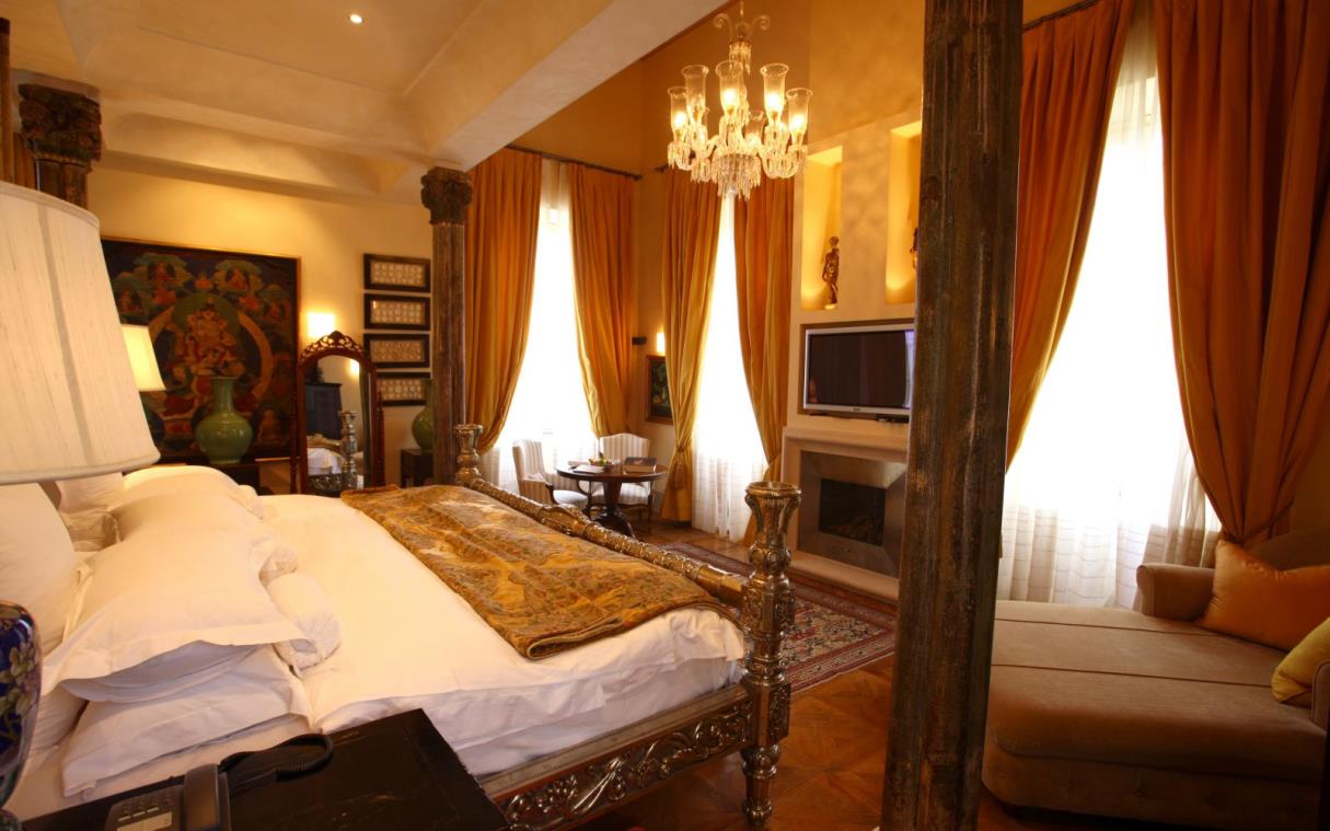 villa-florence-tuscany-italy-luxury-pool-machiavelli-bed (1).jpg