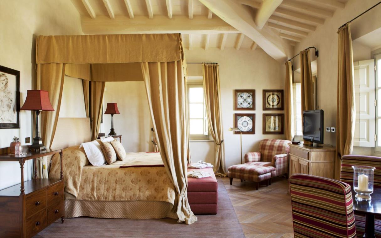 villa-siena-tuscany-italy-luxury-castiglion-del-bosco-biondi-bed-3.jpg