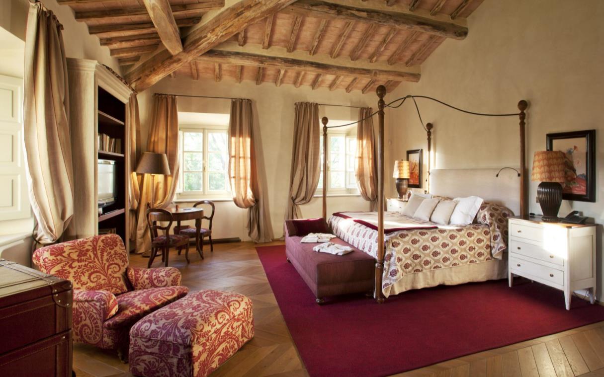 villa-siena-tuscany-italy-luxury-castiglion-del-bosco-biondi-bed-4.jpg
