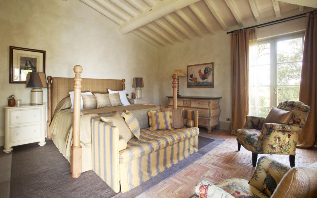 villa-siena-tuscany-italy-luxury-castiglion-del-bosco-biondi-bed-2.jpg
