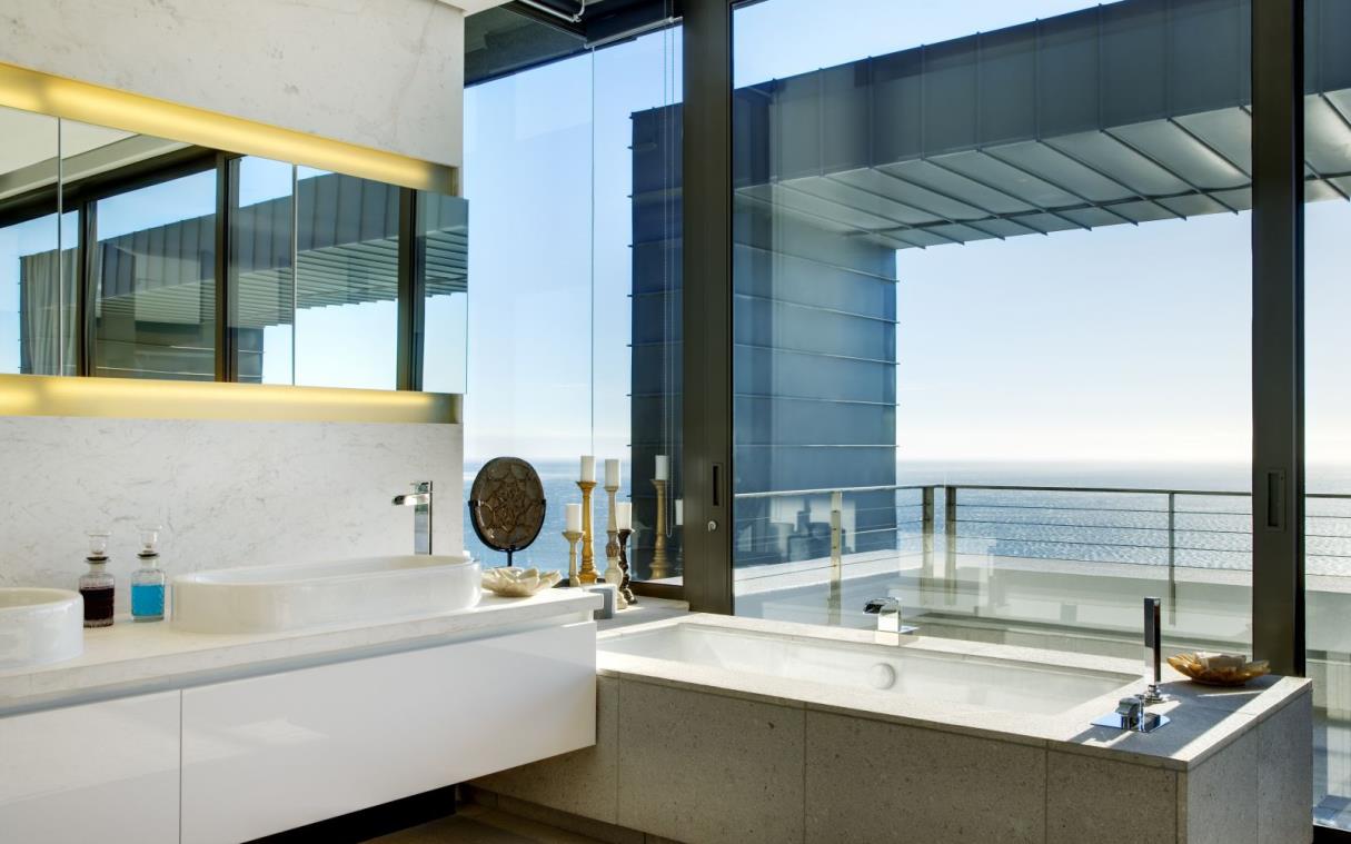 villa-clifton-cape-town-south-africa-luxury-ocean-Pentagon-bath.jpg