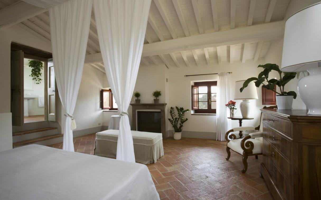 villa-florence-tuscany-italy-luxury-pool-il-santo-bed (7).jpg