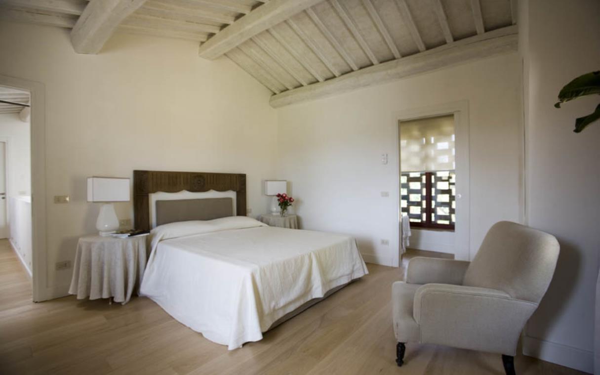 villa-florence-tuscany-italy-luxury-pool-il-santo-bed (3).jpg