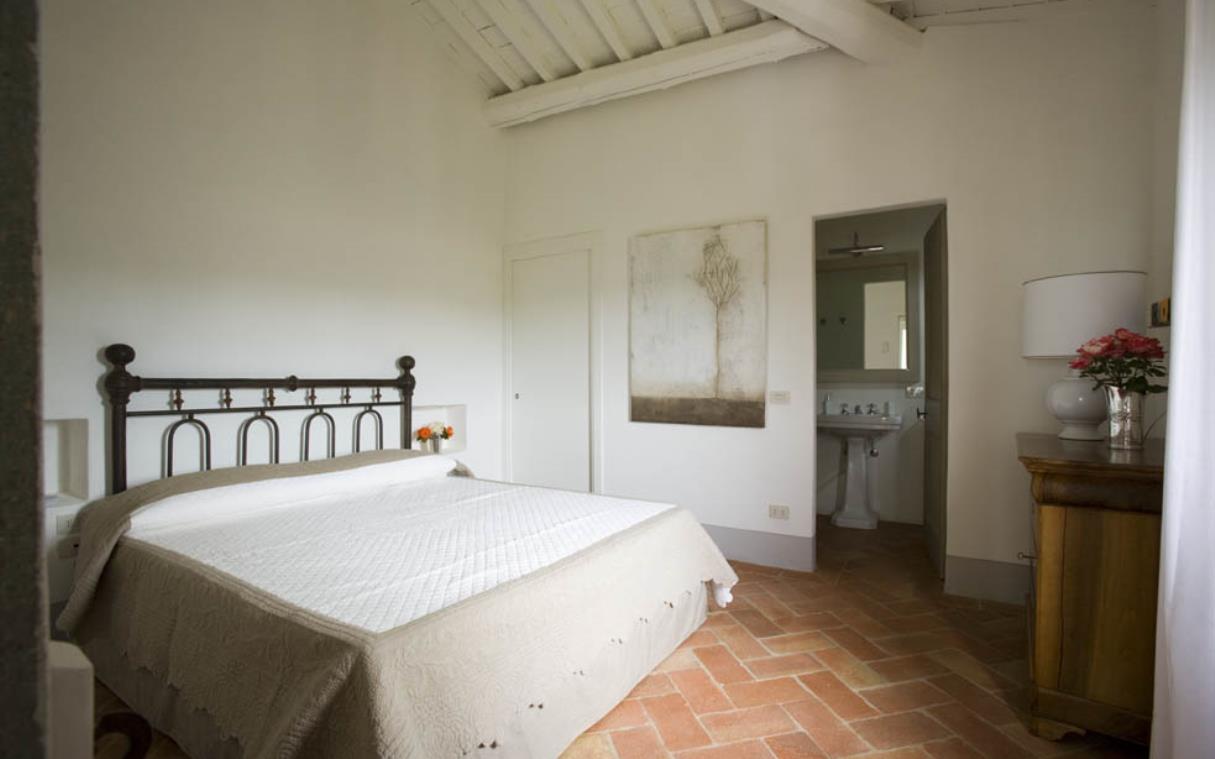 villa-florence-tuscany-italy-luxury-pool-il-santo-bed (10).jpg