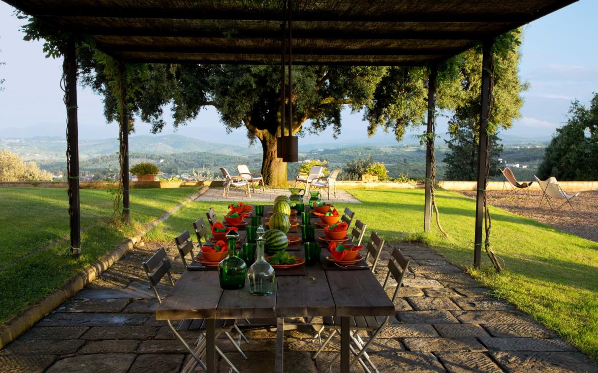 villa-florence-tuscany-italy-luxury-swimmingpool-tavernaccia-out-2.jpg