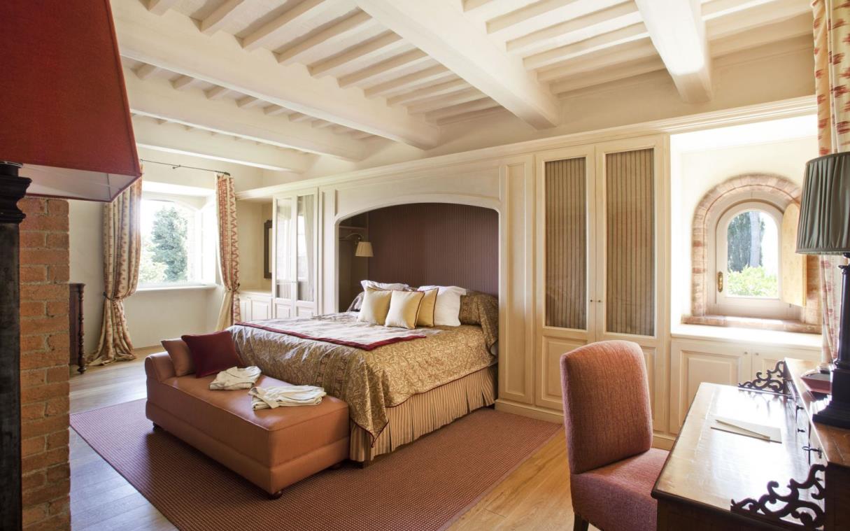 villa-siena-tuscany-italy-luxury-pool-castiglion-bosco-castello-bed (2).jpg