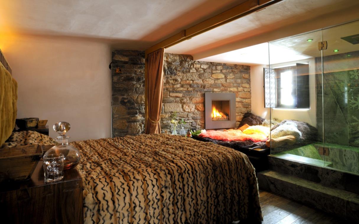chalet-val-d'isere-french-alps-luxury-spa-toit-du-monde-bed-3.jpg