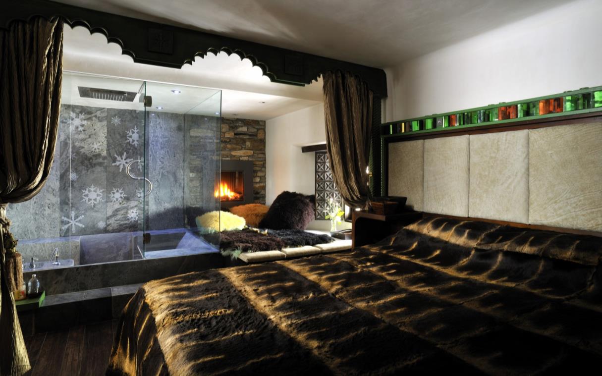 chalet-val-d'isere-french-alps-luxury-spa-toit-du-monde-bed-1.jpg