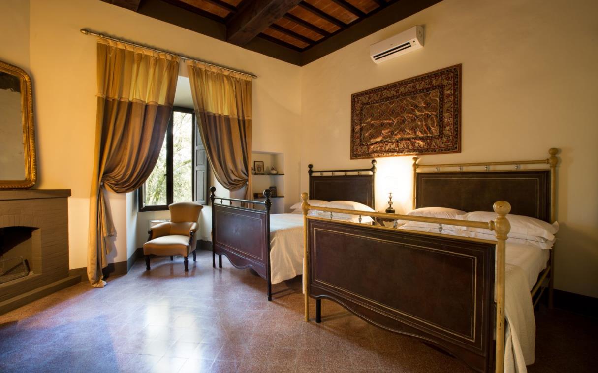 villa-siena-tuscany-italy-luxury-pool-agriturismo-castelnuovo-tancredi-bed-tower.jpg