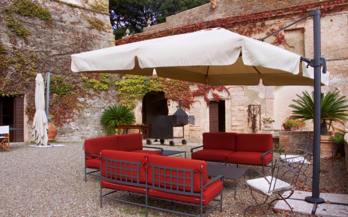 villa-siena-tuscany-italy-luxury-pool-agriturismo-castelnuovo-tancredi-out-liv.jpg (1)