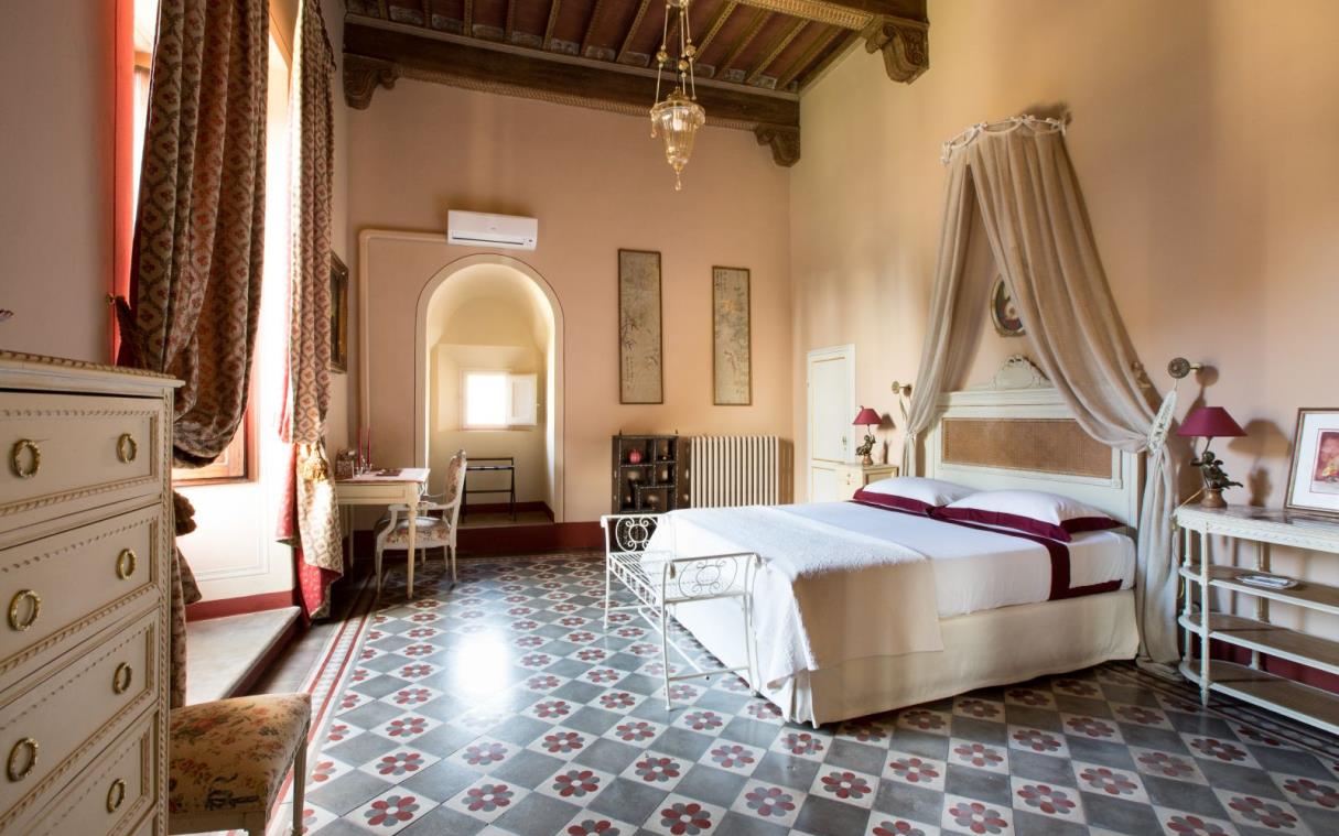 villa-siena-tuscany-italy-luxury-pool-agriturismo-castelnuovo-tancredi-bed-rose.jpg