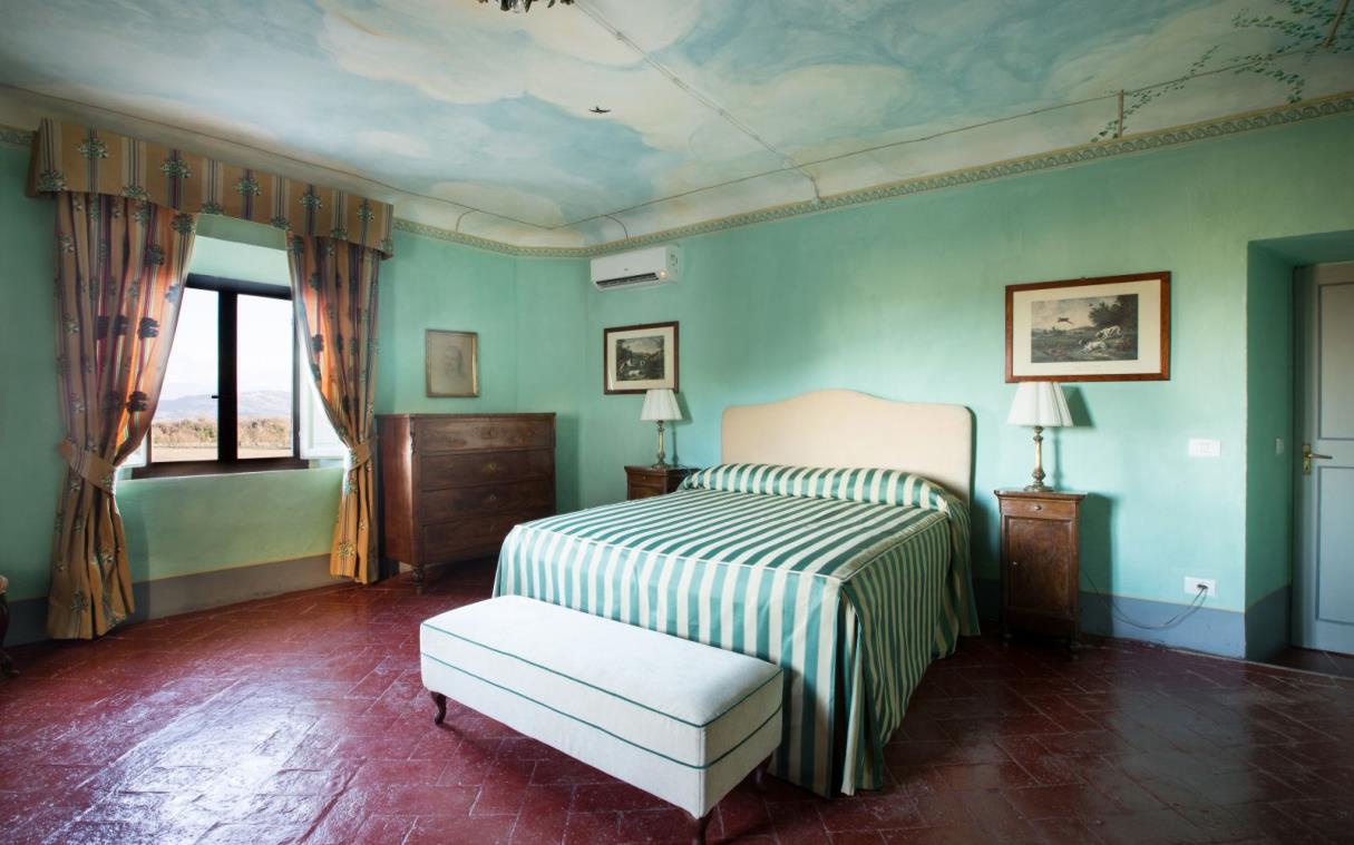 villa-siena-tuscany-italy-luxury-pool-agriturismo-castelnuovo-tancredi-bed-violante (2).jpg