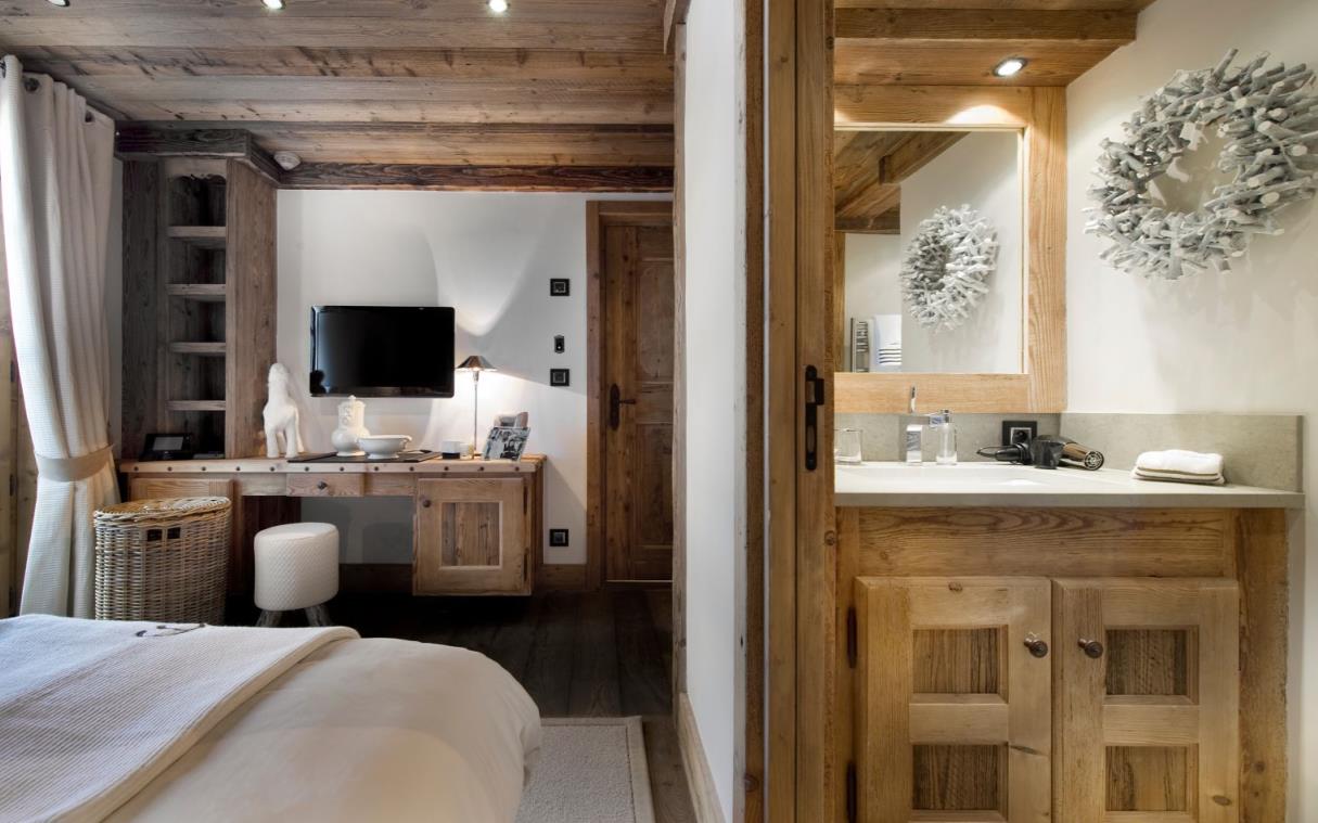 chalet-courchevel-french-alps-france-luxury-petit-chateau-bed-2.jpg
