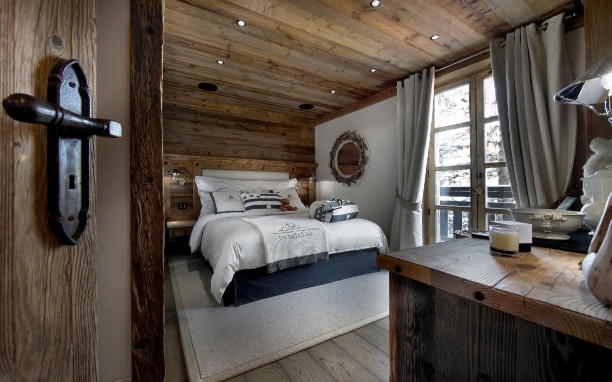 chalet-courchevel-french-alps-france-luxury-petit-chateau-bed-1.jpg
