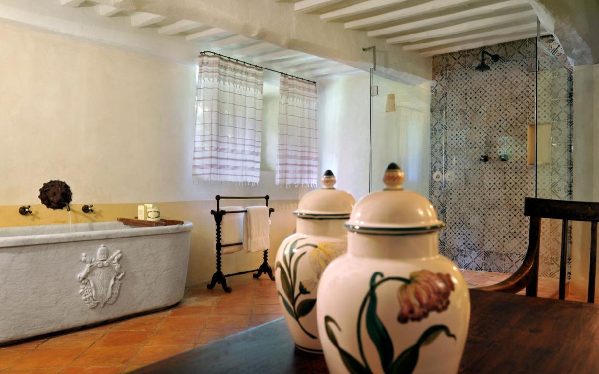 villa-siena-tuscany-italy-luxury-pool-garden-cetinale-bath (2)