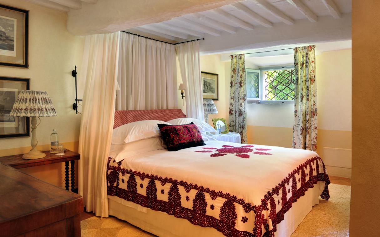 villa-siena-tuscany-italy-luxury-pool-garden-cetinale-bed (11)