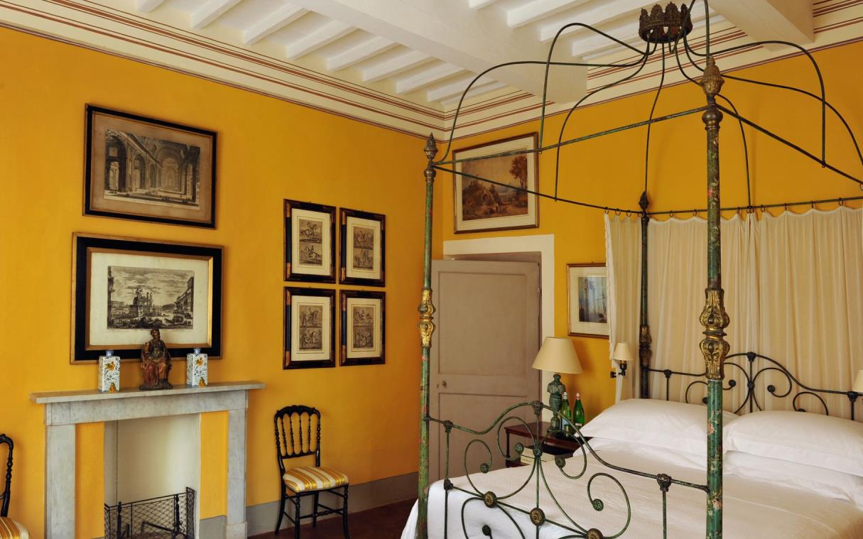 villa-siena-tuscany-italy-luxury-pool-garden-cetinale-bed (17)