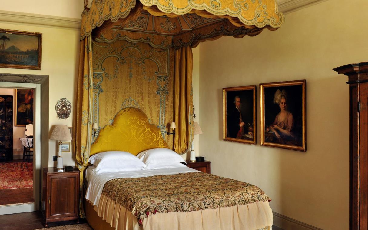 villa-siena-tuscany-italy-luxury-pool-garden-cetinale-bed (20)