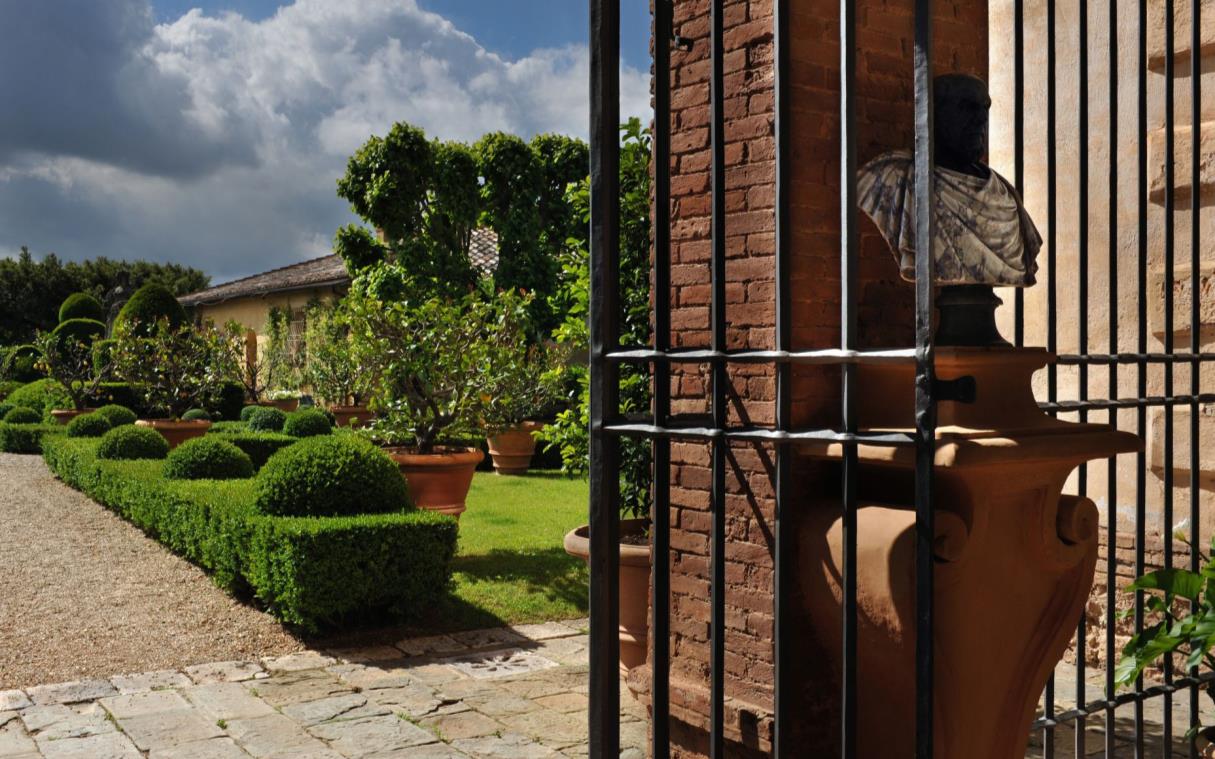 villa-siena-tuscany-italy-luxury-pool-garden-cetinale-ext (9)