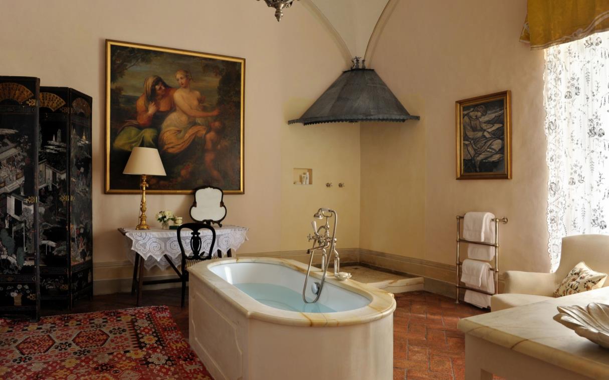 villa-siena-tuscany-italy-luxury-pool-garden-cetinale-bath (7)