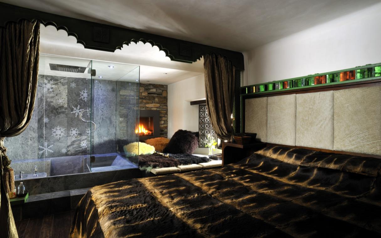 chalet-val-d'isere-french-alps-luxury-spa-domain-toit-du-monde-toi-bed (2).jpg