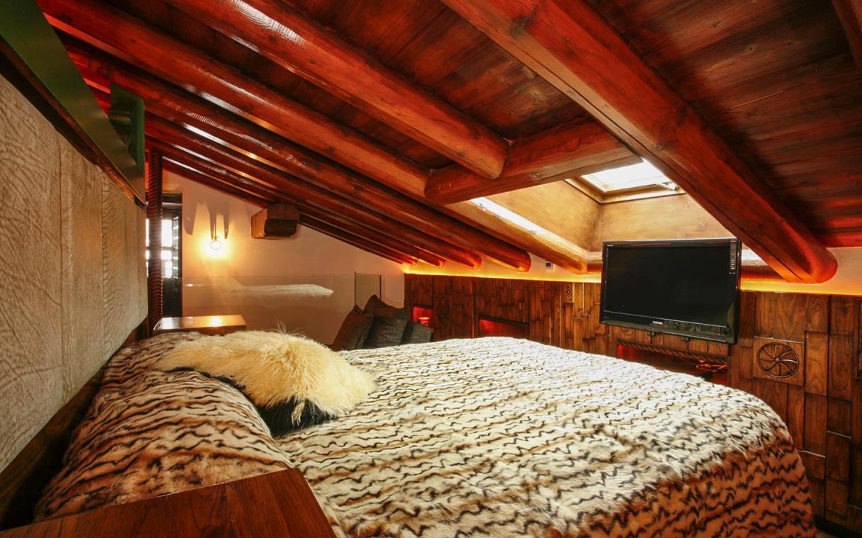 chalet-val-d'isere-french-alps-luxury-spa-domain-toit-du-monde-hima-bed (7).jpg