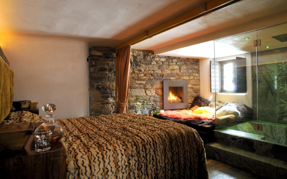 chalet-val-d'isere-french-alps-luxury-spa-domain-toit-du-monde-toi-bed (3).jpg