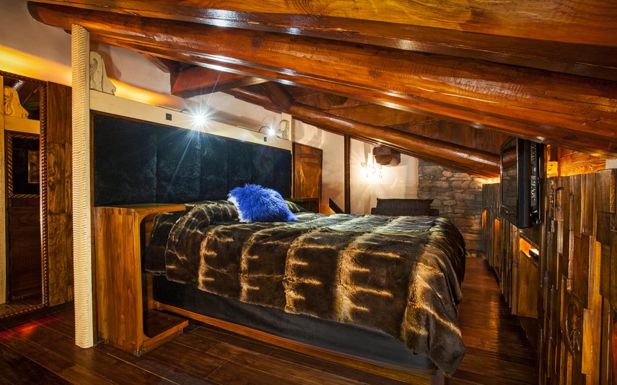 chalet-val-d'isere-french-alps-luxury-spa-domain-toit-du-monde-hima-bed (9).jpg
