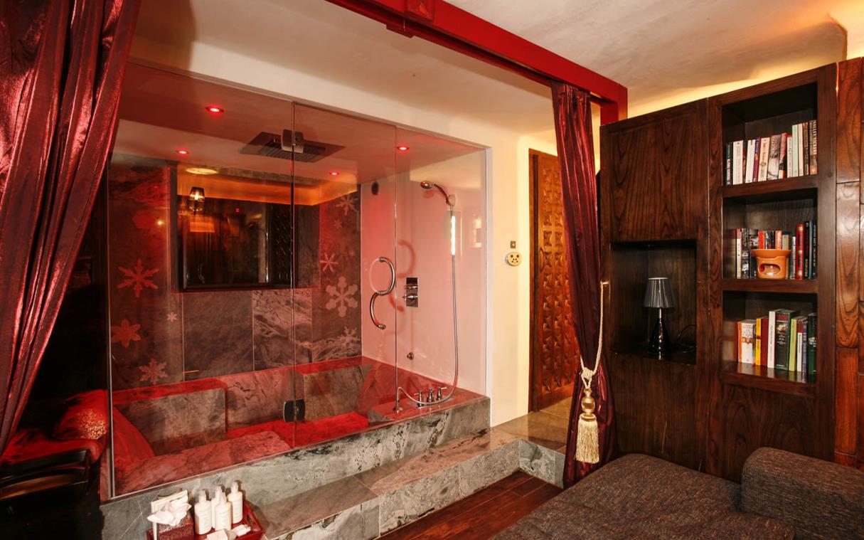chalet-val-d'isere-french-alps-luxury-spa-domain-toit-du-monde-toi-bath (2).jpg