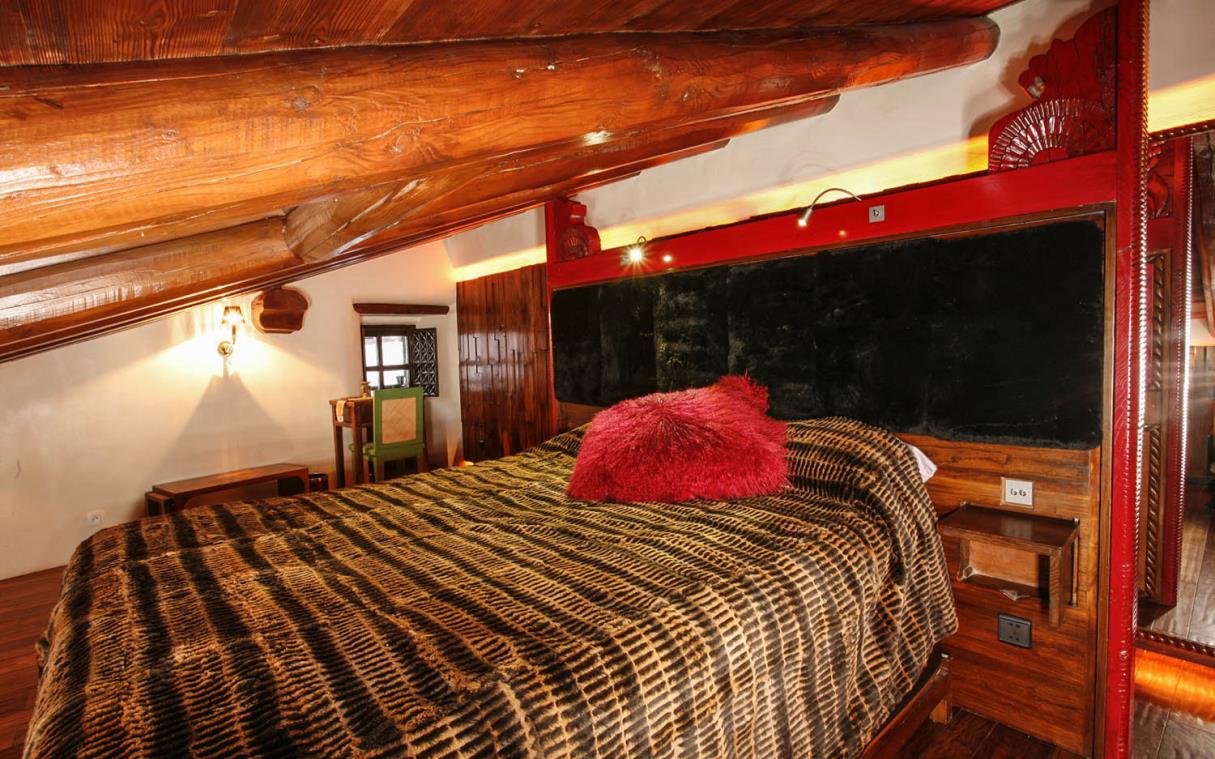 chalet-val-d'isere-french-alps-luxury-spa-domain-toit-du-monde-toi-bed (5).jpg