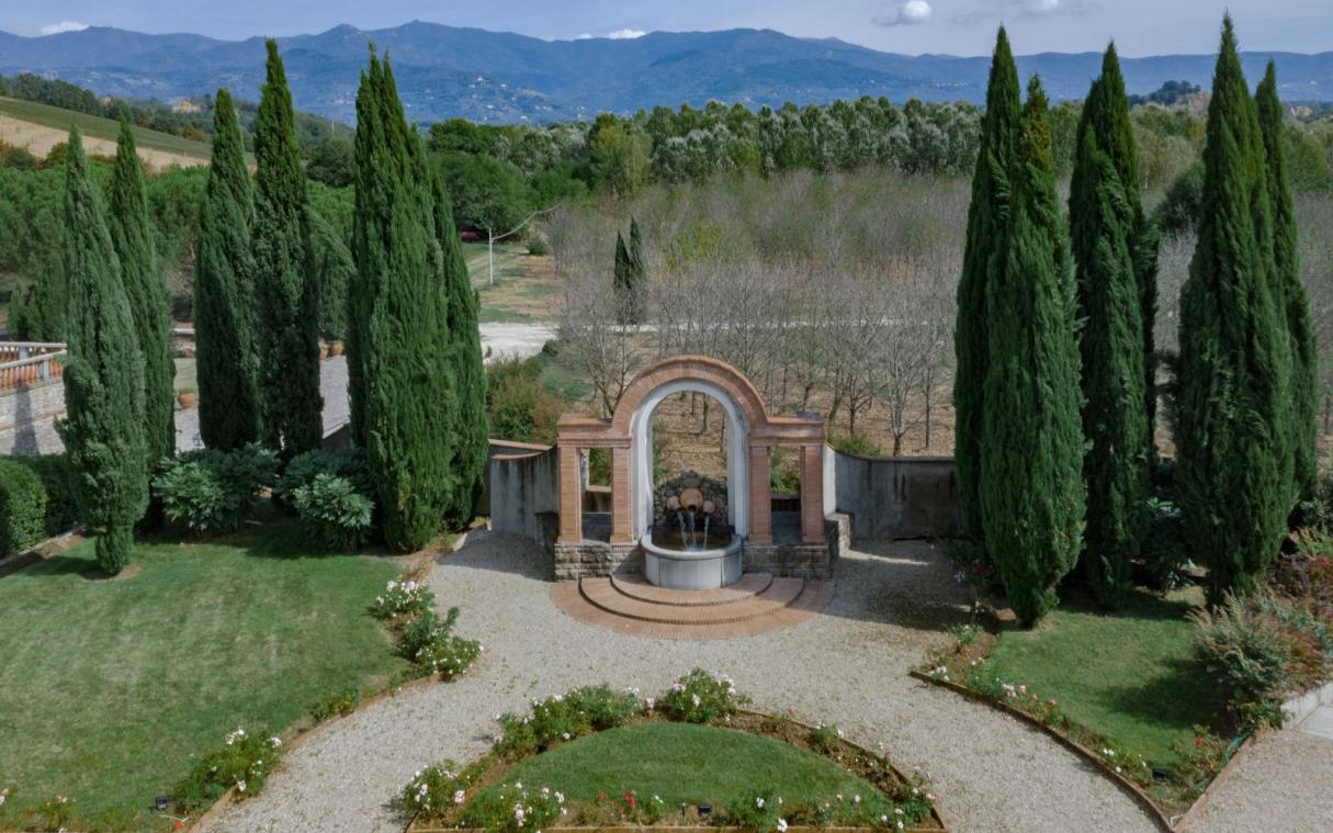 villa-florence-tuscany-italy-countryside-pool-viesca-grou (6).jpg