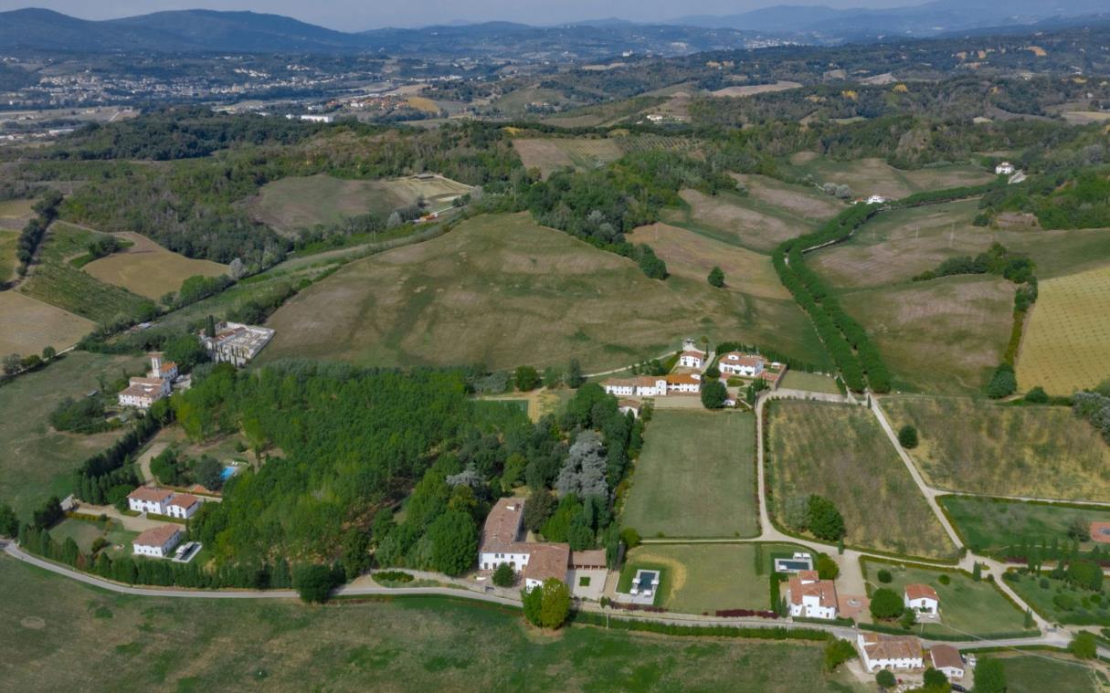 villa-florence-tuscany-italy-countryside-pool-viesca-grou (5).jpg