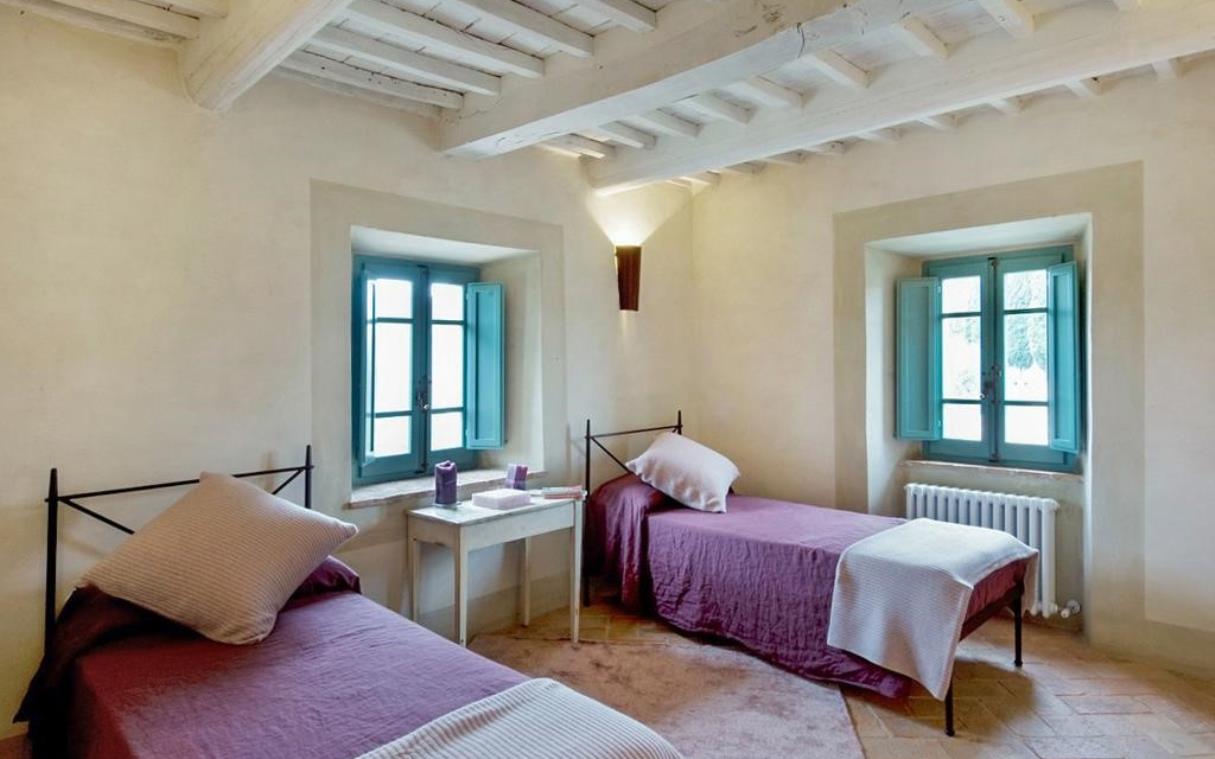 Villa Siena Tuscany Italy Luxury Countryside Pool Colombaiolo Bed 4