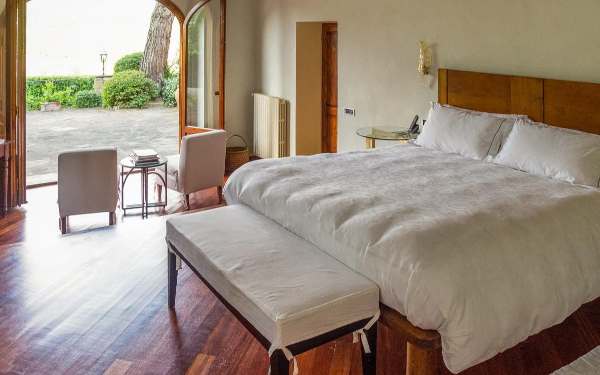 villa-florence-tuscany-italy-luxury-countryside-il-sogno-bed (2).jpg