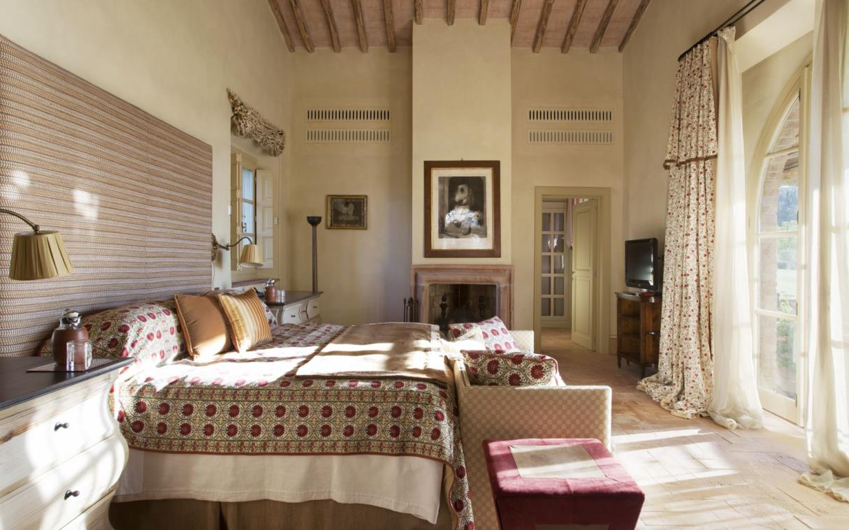 villa-siena-tuscany-italy-luxury-pool-castiglion-bosco-gauggiole-bed (2).jpg