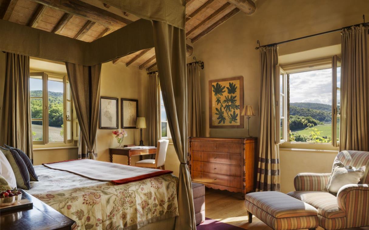villa-siena-tuscany-italy-luxury-pool-castiglion-bosco-gauggiole-bed (1).jpg