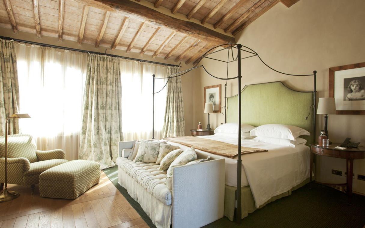 villa-siena-tuscany-italy-luxury-pool-castiglion-bosco-gauggiole-bed (7).jpg