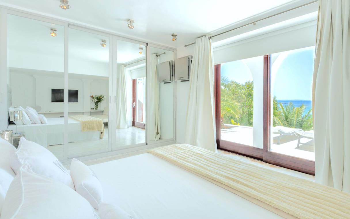 villa-calla-jondal-ibiza-spain-luxury-pool-staff-rica-bed (4).jpg