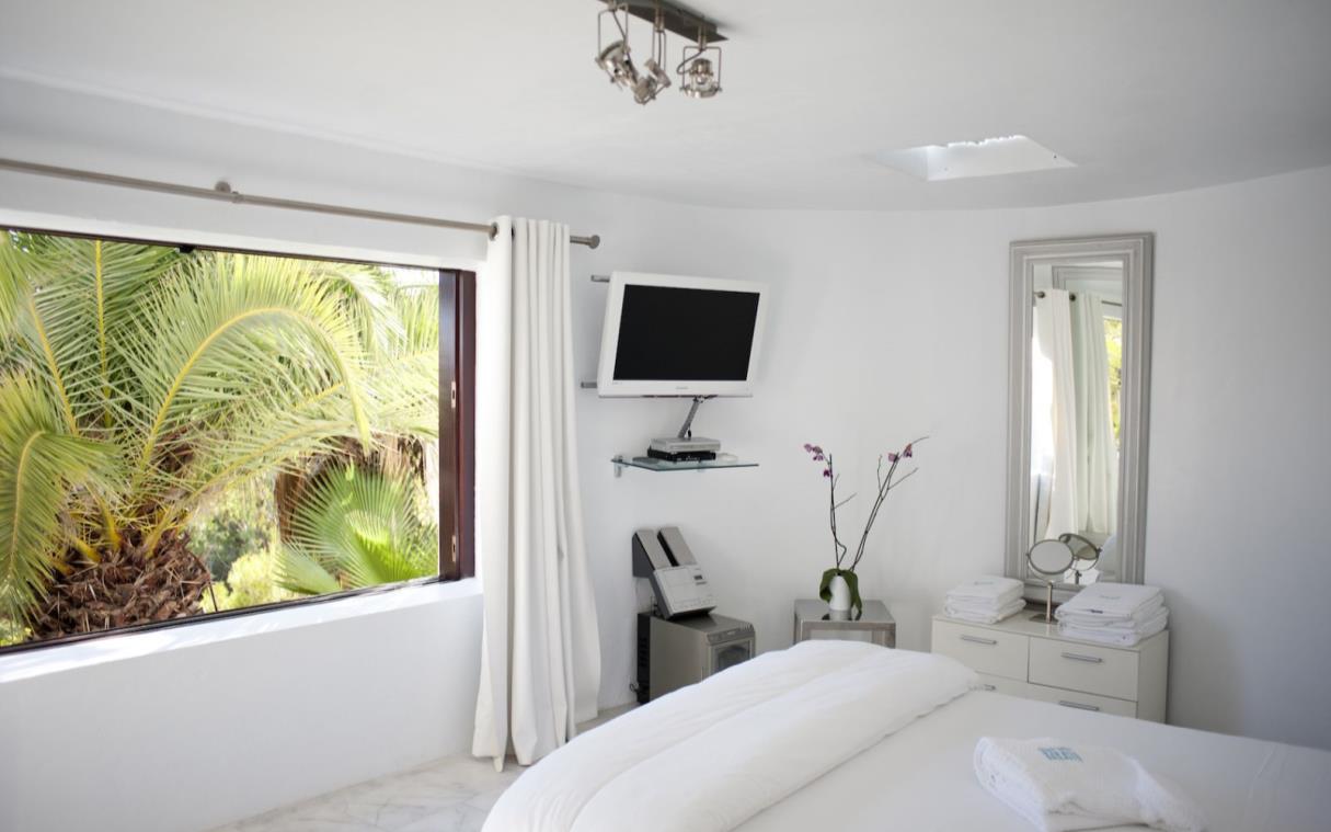 villa-calla-jondal-ibiza-spain-luxury-pool-staff-rica-bed (2).jpg
