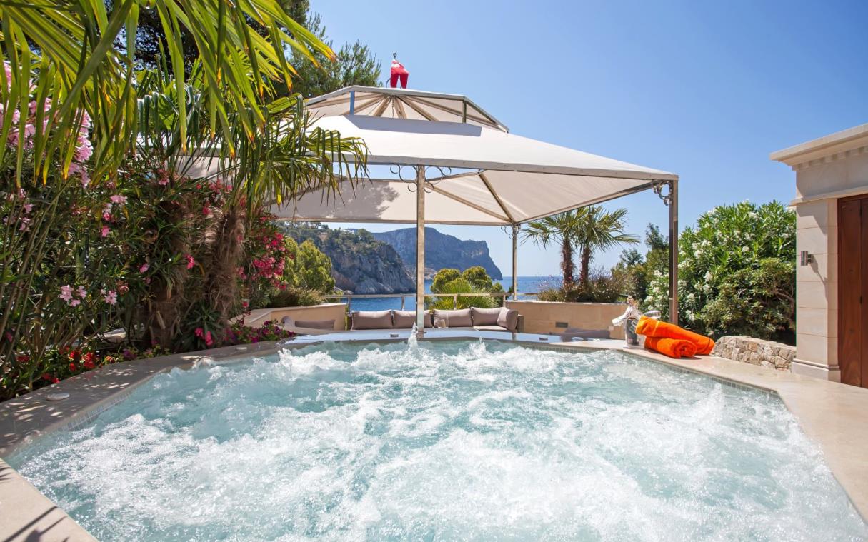 villa-mallorca-port-andratx-spain-luxury-mooring-private-access-sea-pool-kerida-jac-2.jpg