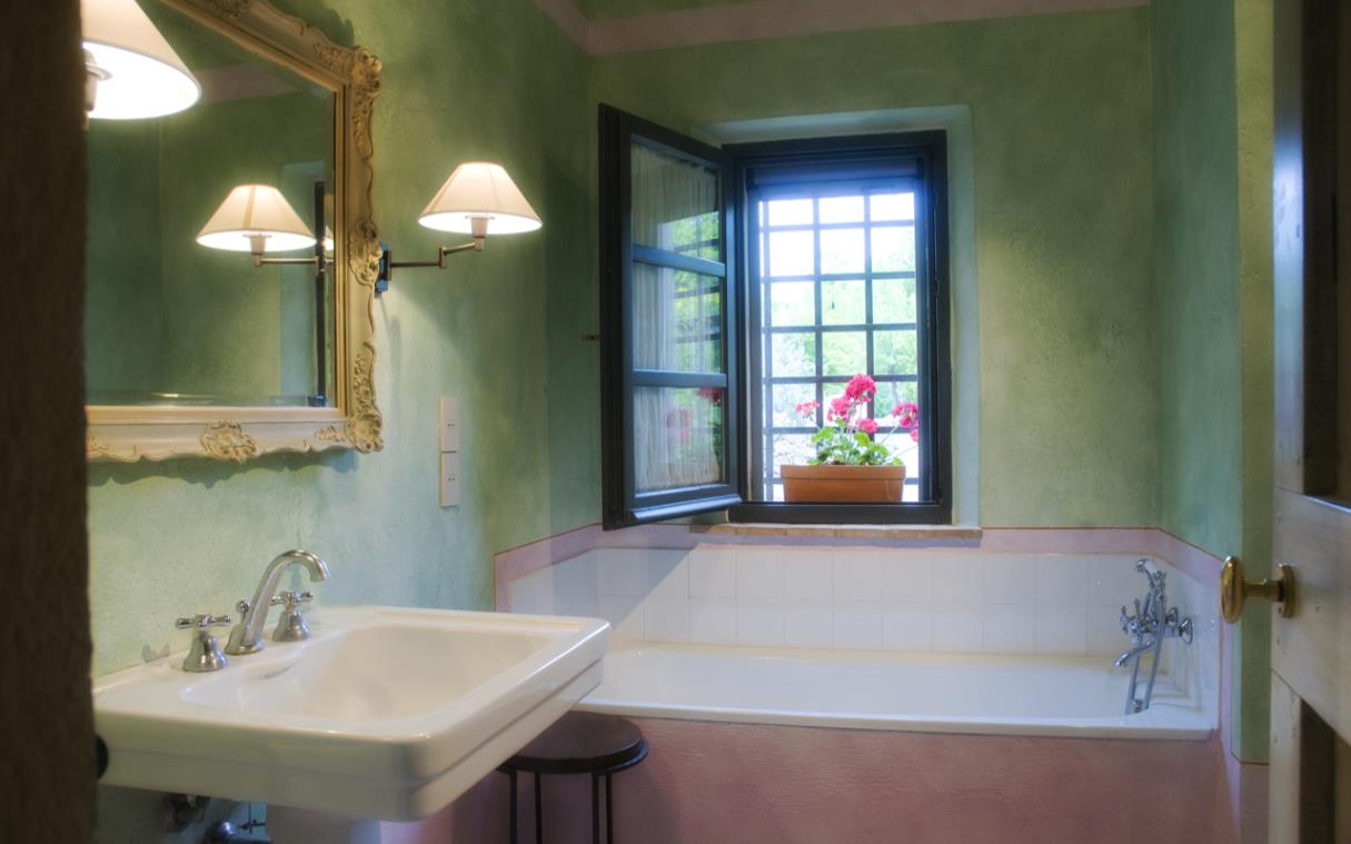villa-siena-tuscany-italy-farmhouse-pool-giulia-bath (2).jpg
