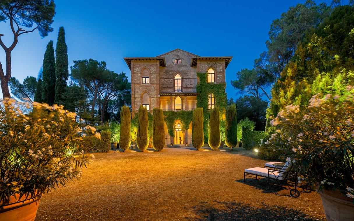 villa-siena-tuscany-italy-luxury-swimming-parco-del-principe-cov.jpg