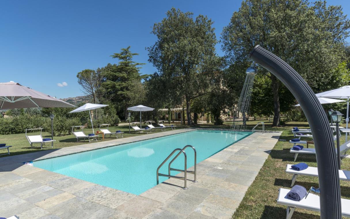 villa-cortona-tuscany-italy-countryside-pool-ivana-swim (3).jpg