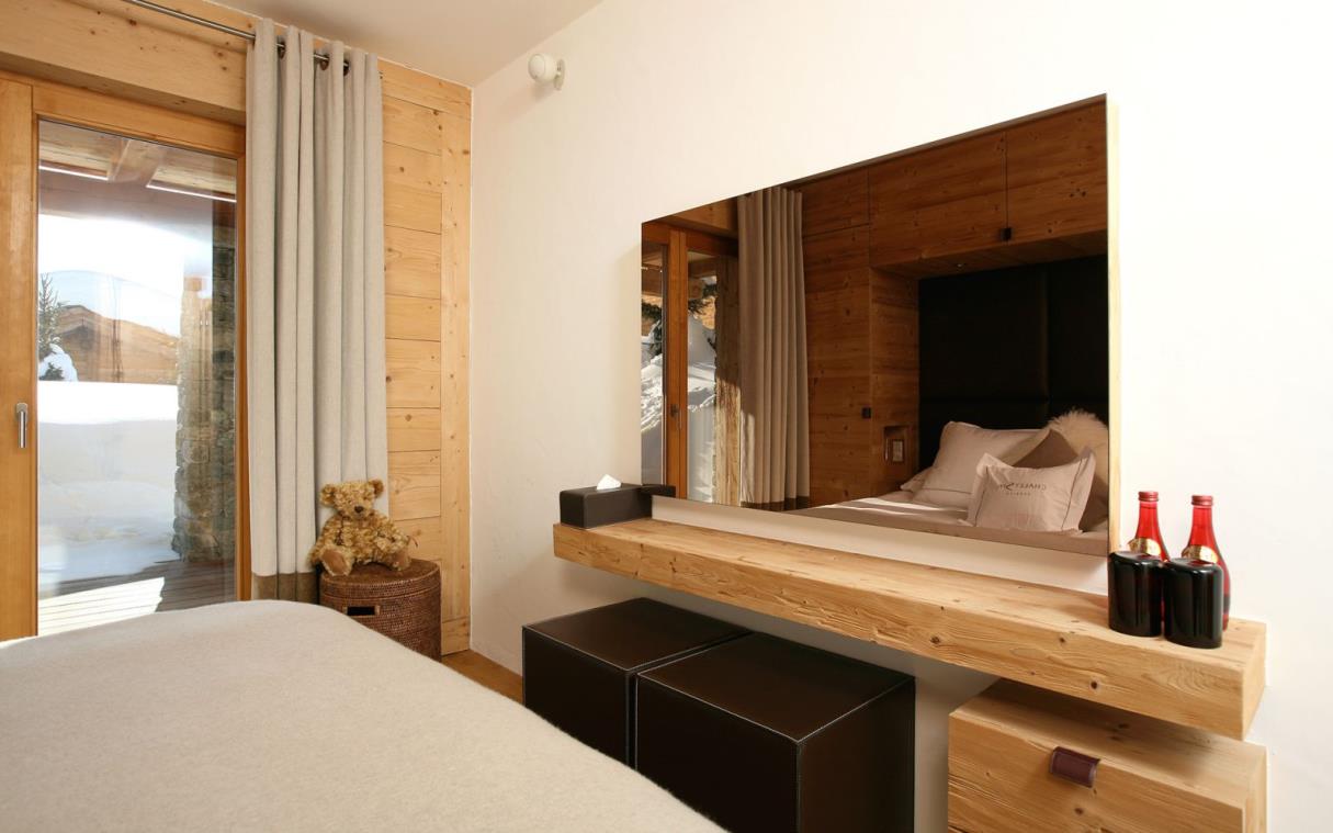 chalet-verbier-swiss-alps-switzerland-luxury-ski-spa-bed (5).jpg